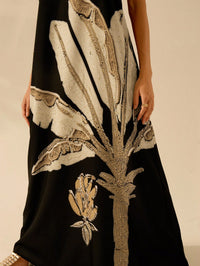 Vestido Longo Preto com Estampa de Folhas Tropicais – Elegância e Leveza Nelima Moda