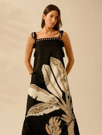 Vestido Longo Preto com Estampa de Folhas Tropicais – Elegância e Leveza Nelima Moda