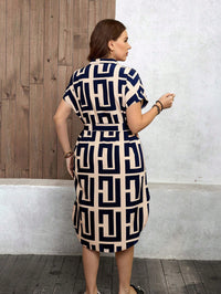 Vestido Midi Plus Size Geométrico com Cinto – Estilo Sofisticado e Confortável