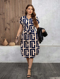 Vestido Midi Plus Size Geométrico com Cinto – Estilo Sofisticado e Confortável
