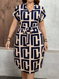 Vestido Midi Plus Size Geométrico com Cinto – Estilo Sofisticado e Confortável