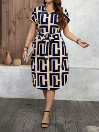 Vestido Midi Plus Size Geométrico com Cinto – Estilo Sofisticado e Confortável