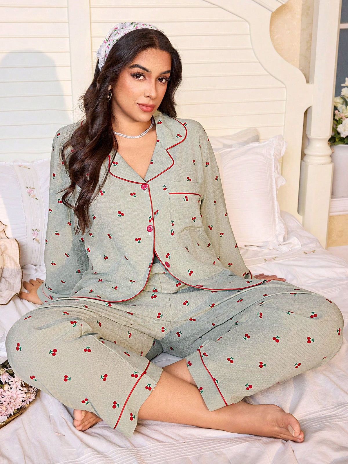 SHEIN Conjunto de Pijama Plus Size Confortável com Estampa de Cereja, Top e Calça
