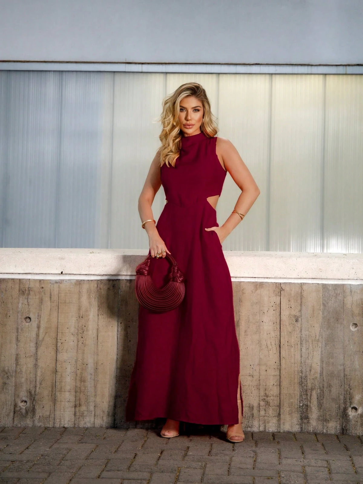 Vestido Longo Elegante com Vazado e Gola Alta - Nelima