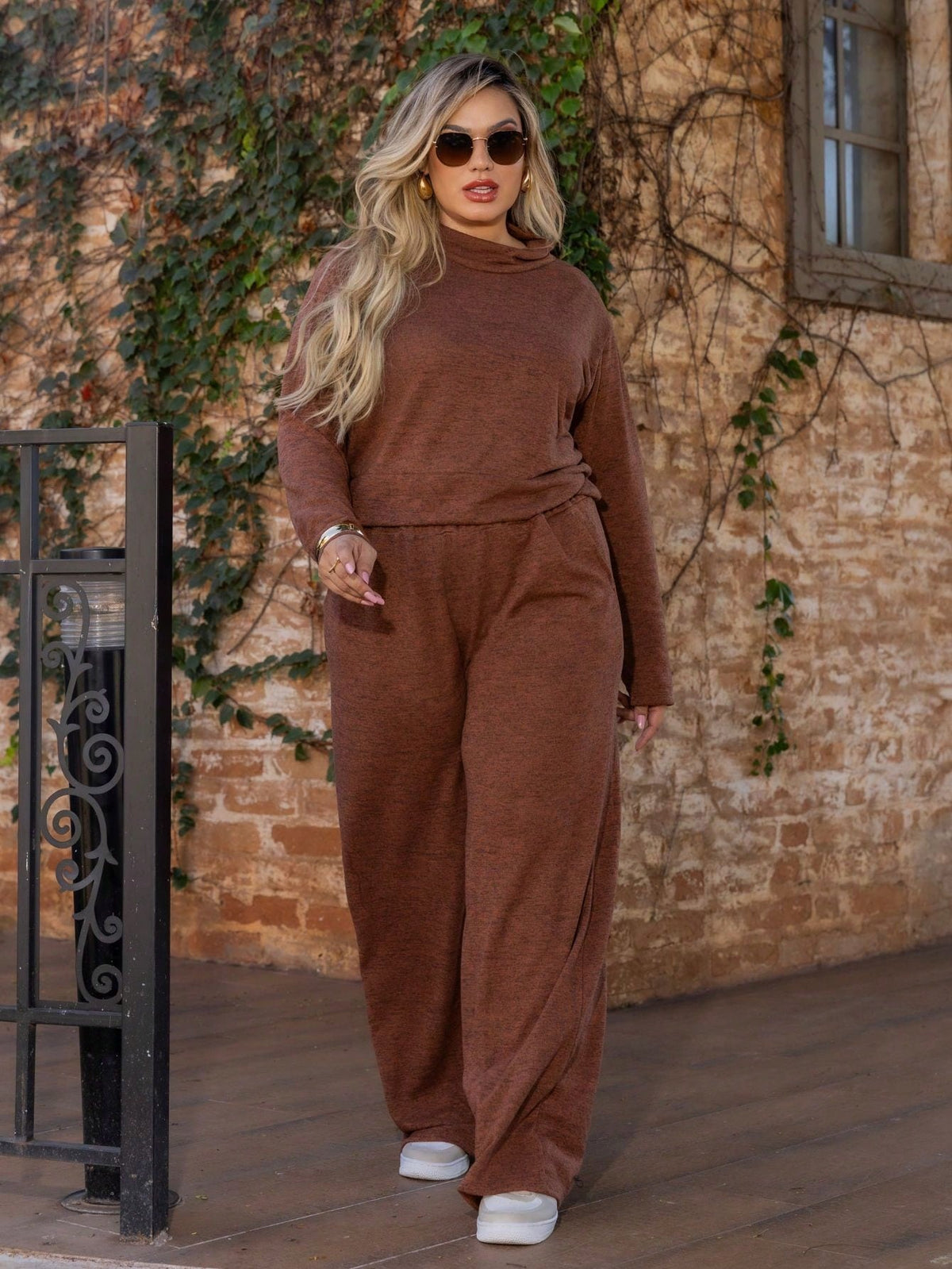 Vendedor Indicado
Conjunto Feminino Plus Size Inverno Quentinho Tecido Lanzinha Elegante e Confortável para os Dias Frios