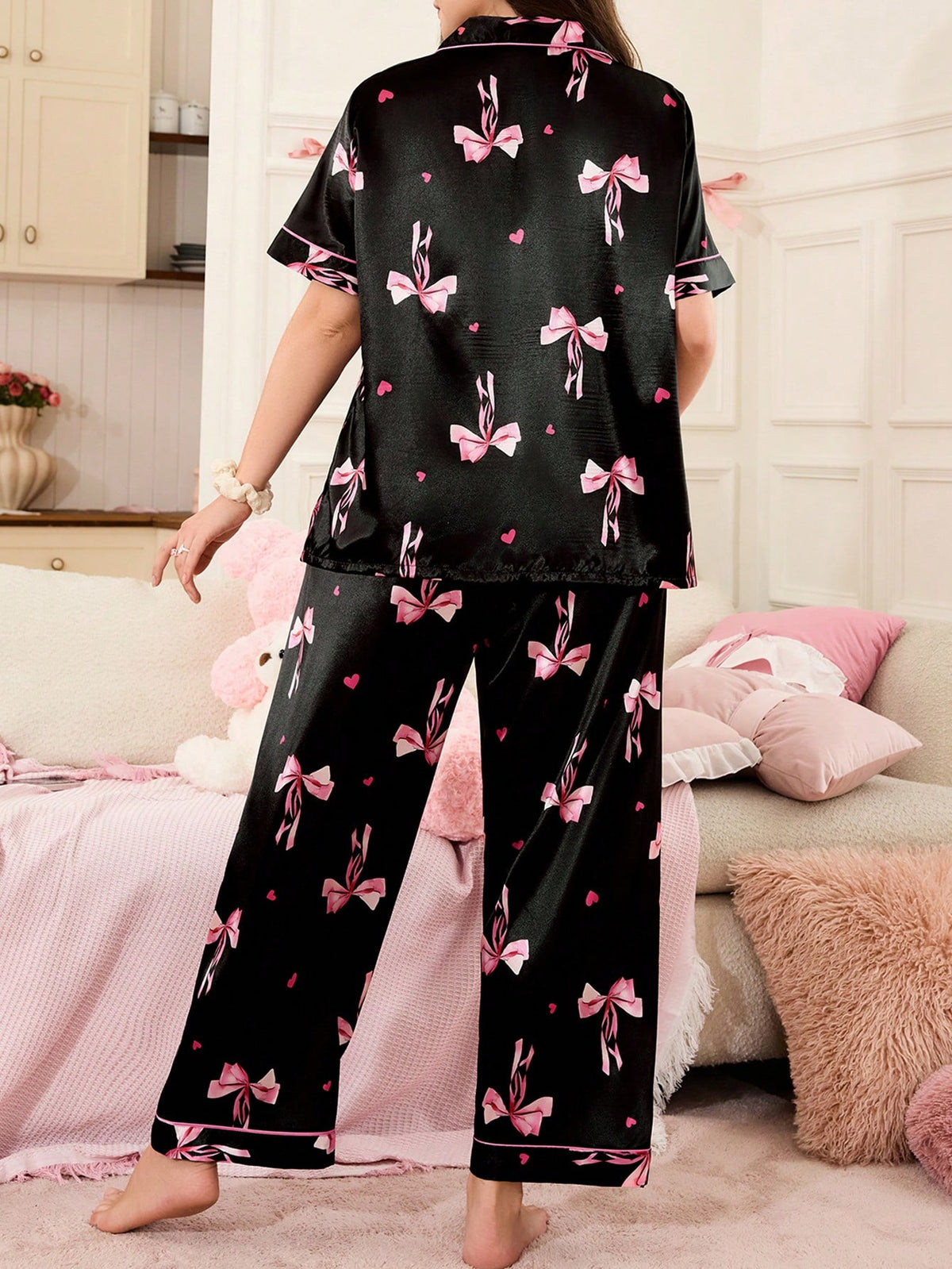 Pijama Plus Size de Cetim Preto com Estampa de Laços e Corações - Nelima