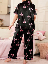 Pijama Plus Size de Cetim Preto com Estampa de Laços e Corações - Nelima