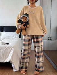 SHEIN Conjunto de Pijama Feminino Casual de Fleece com Bordado de Letra de Manga Longa e Calça Xadrez Fofa, Roupas de Outono, Inverno, Confortável