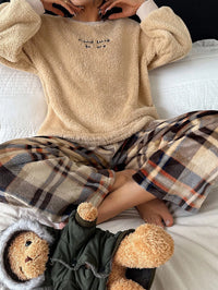 SHEIN Conjunto de Pijama Feminino Casual de Fleece com Bordado de Letra de Manga Longa e Calça Xadrez Fofa, Roupas de Outono, Inverno, Confortável