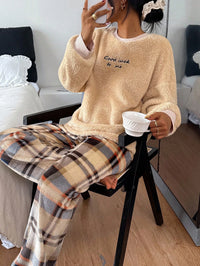 SHEIN Conjunto de Pijama Feminino Casual de Fleece com Bordado de Letra de Manga Longa e Calça Xadrez Fofa, Roupas de Outono, Inverno, Confortável