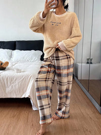 SHEIN Conjunto de Pijama Feminino Casual de Fleece com Bordado de Letra de Manga Longa e Calça Xadrez Fofa, Roupas de Outono, Inverno, Confortável