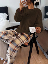 SHEIN Conjunto de Pijama Feminino Casual de Fleece com Bordado de Letra de Manga Longa e Calça Xadrez Fofa, Roupas de Outono, Inverno, Confortável