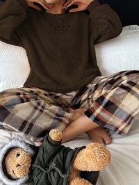 SHEIN Conjunto de Pijama Feminino Casual de Fleece com Bordado de Letra de Manga Longa e Calça Xadrez Fofa, Roupas de Outono, Inverno, Confortável