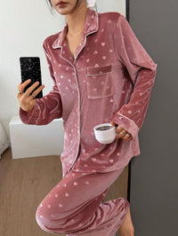 SHEIN Cardigan com Gola Virada para Baixo para Mulheres, Conjunto de Pijama com Jacquard de Coração em Veludo com Manga Longa e Calça Longa, Pijama com Estampa de Coração, Conjunto de Pijama Rosa, Conjunto de Pijama Macio, Roupas de Outono e Inverno