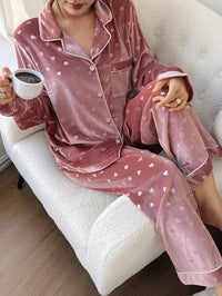 SHEIN Cardigan com Gola Virada para Baixo para Mulheres, Conjunto de Pijama com Jacquard de Coração em Veludo com Manga Longa e Calça Longa, Pijama com Estampa de Coração, Conjunto de Pijama Rosa, Conjunto de Pijama Macio, Roupas de Outono e Inverno
