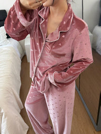 SHEIN Cardigan com Gola Virada para Baixo para Mulheres, Conjunto de Pijama com Jacquard de Coração em Veludo com Manga Longa e Calça Longa, Pijama com Estampa de Coração, Conjunto de Pijama Rosa, Conjunto de Pijama Macio, Roupas de Outono e Inverno