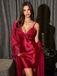 CONJUNTO DE CAMISOLA EM CETIM COM ROBE EM TULE E RENDA VINHO – ELEGÂNCIA E SENSUALIDADE | NELIMA MODA