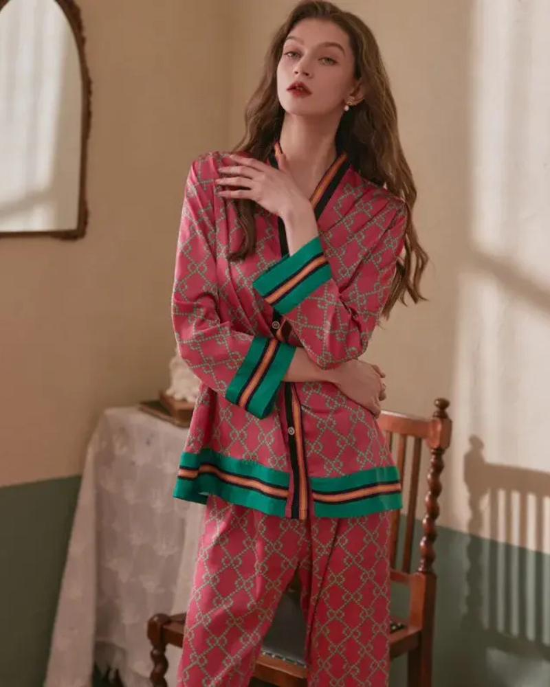 Pijama Feminino em Seda Estampado com Decote em V - Nelima
