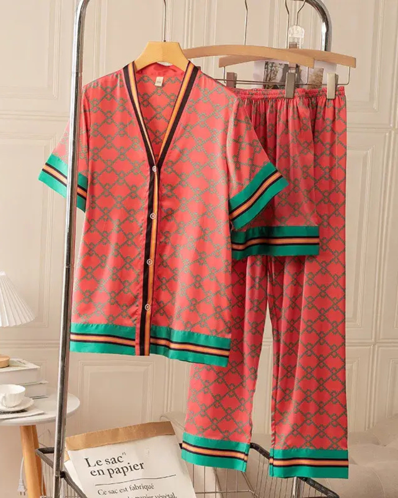 Pijama Feminino em Seda Estampado com Decote em V - Nelima