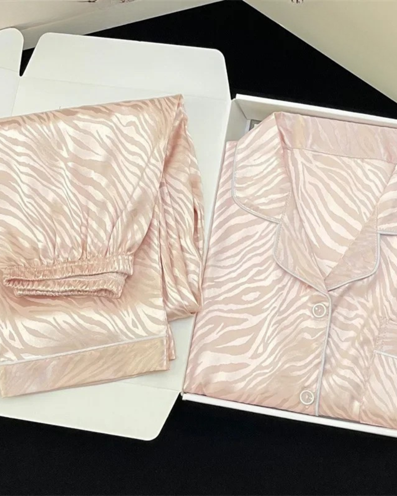 Conjunto de Pijama Luxuoso em Seda Sintética com Estampa Elegante - Nelima