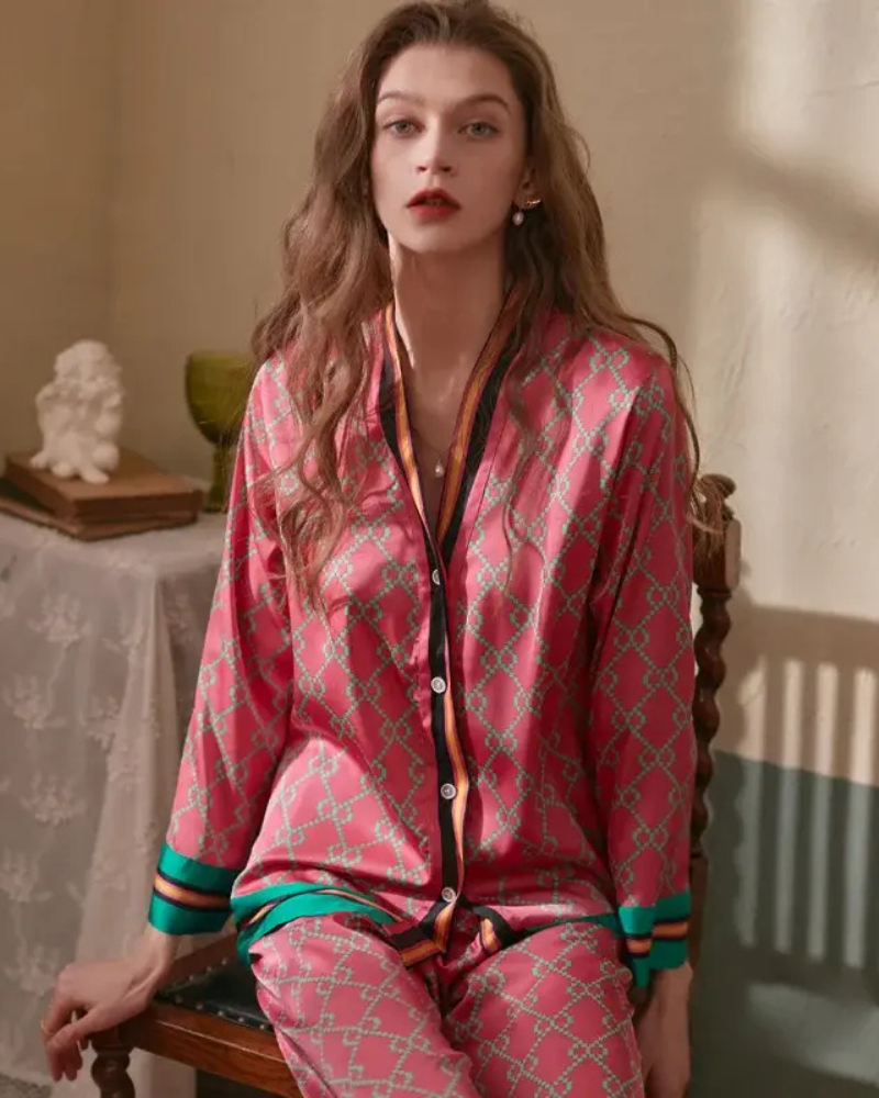 Pijama Feminino em Seda Estampado com Decote em V - Nelima