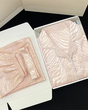Conjunto de Pijama Luxuoso em Seda Sintética com Estampa Elegante - Nelima