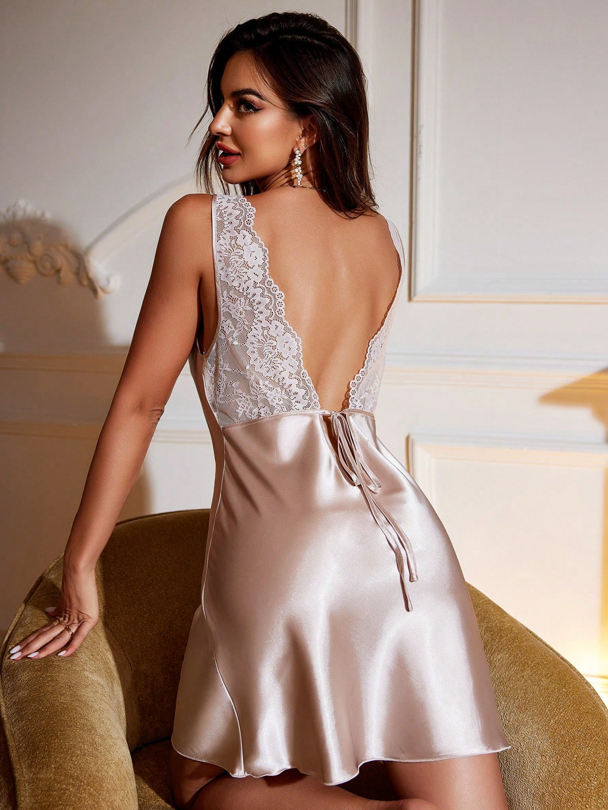 Camisola em Cetim com Renda Sexy – Elegância e Conforto Noturno