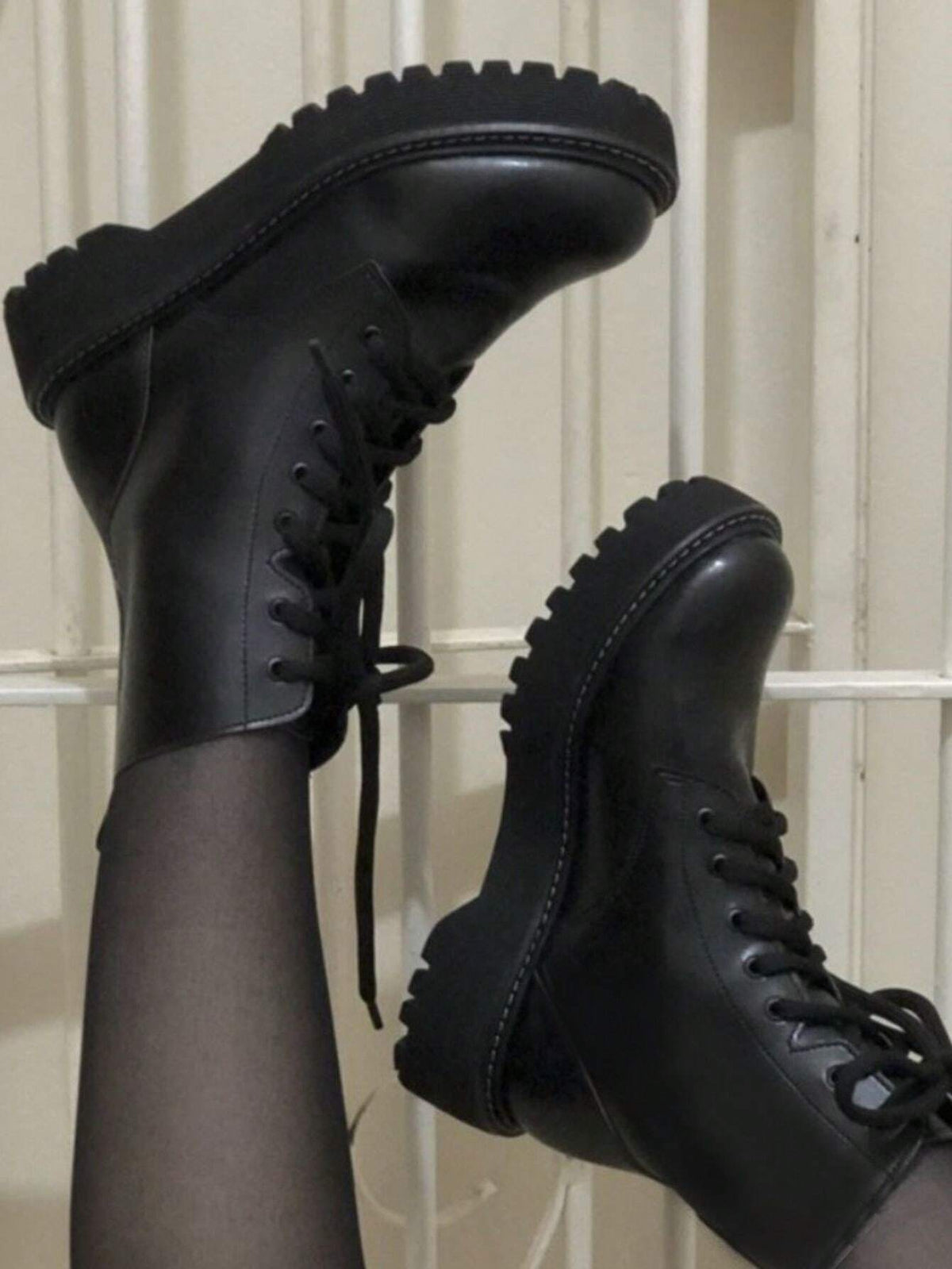 Coturno Feminino Preto Gótico Cano Baixo com Cadarço e Sola Tratorada - Nelima

