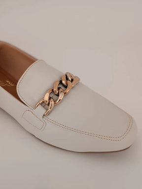 Sapato Mocassim Feminino Bico Quadrado Detalhe Corrente Confortável