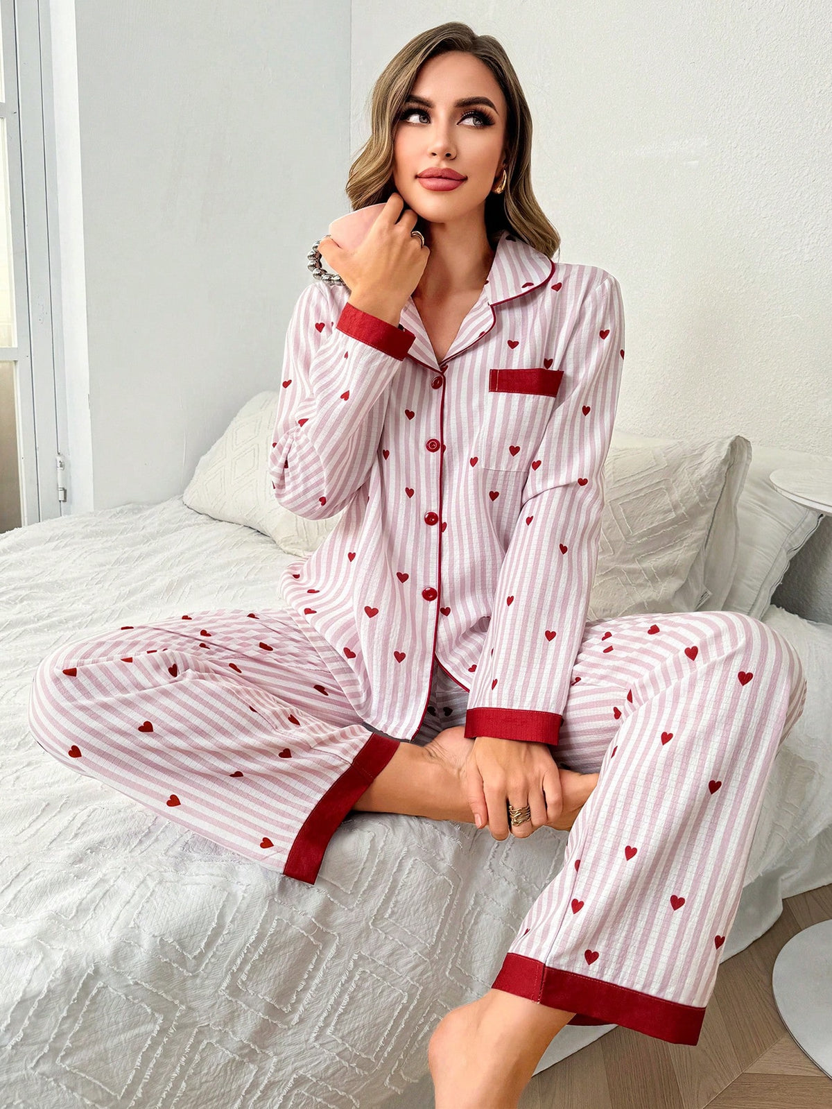 Pijama Feminino Listrado com Estampa de Corações – Nelima