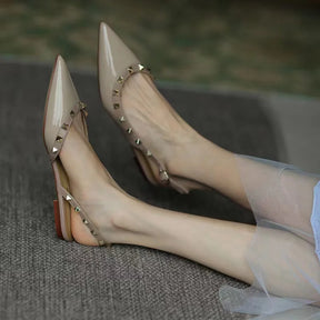 Sandália Feminina Nude com Tachas – Bico Fino, Salto Baixo e Design Elegante - Le Belle
