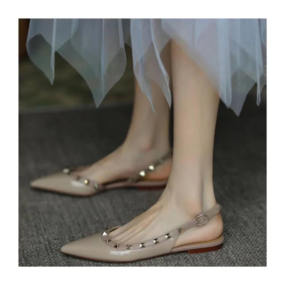 Sandália Feminina Nude com Tachas – Bico Fino, Salto Baixo e Design Elegante - Le Belle