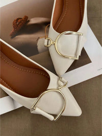 Sapatilha Feminina Bico Fino com Fivela Dourada - Nelima