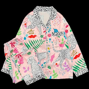 Pijama Feminino em Cetim com Estampa de Leopardo e Detalhes Tropicais - Nelima