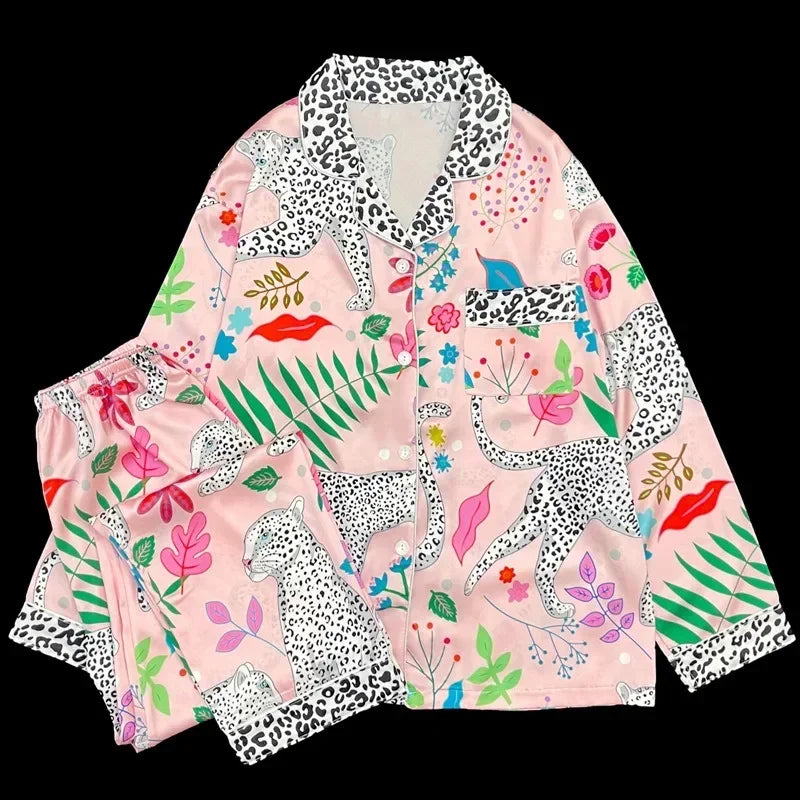 Pijama Feminino em Cetim com Estampa de Leopardo e Detalhes Tropicais - Nelima