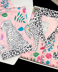 Pijama Feminino em Cetim com Estampa de Leopardo e Detalhes Tropicais - Nelima