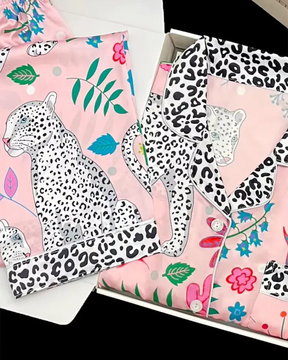 Pijama Feminino em Cetim com Estampa de Leopardo e Detalhes Tropicais - Nelima
