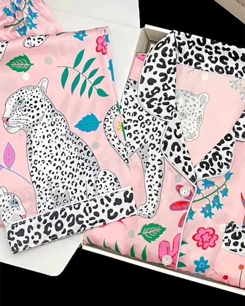 Pijama Feminino em Cetim com Estampa de Leopardo e Detalhes Tropicais - Nelima