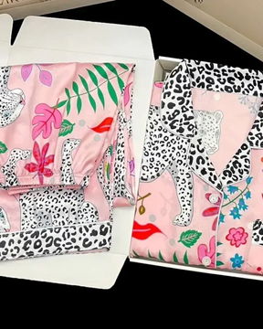 Pijama Feminino em Cetim com Estampa de Leopardo e Detalhes Tropicais - Nelima