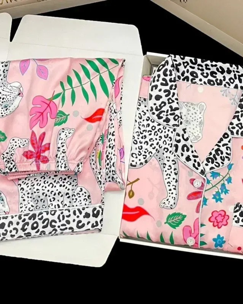 Pijama Feminino em Cetim com Estampa de Leopardo e Detalhes Tropicais - Nelima