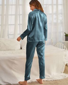 Pijama de Cetim Elegante com Botões e Detalhes Contrastantes - Nelima
