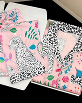 Pijama Feminino em Cetim com Estampa de Leopardo e Detalhes Tropicais - Nelima