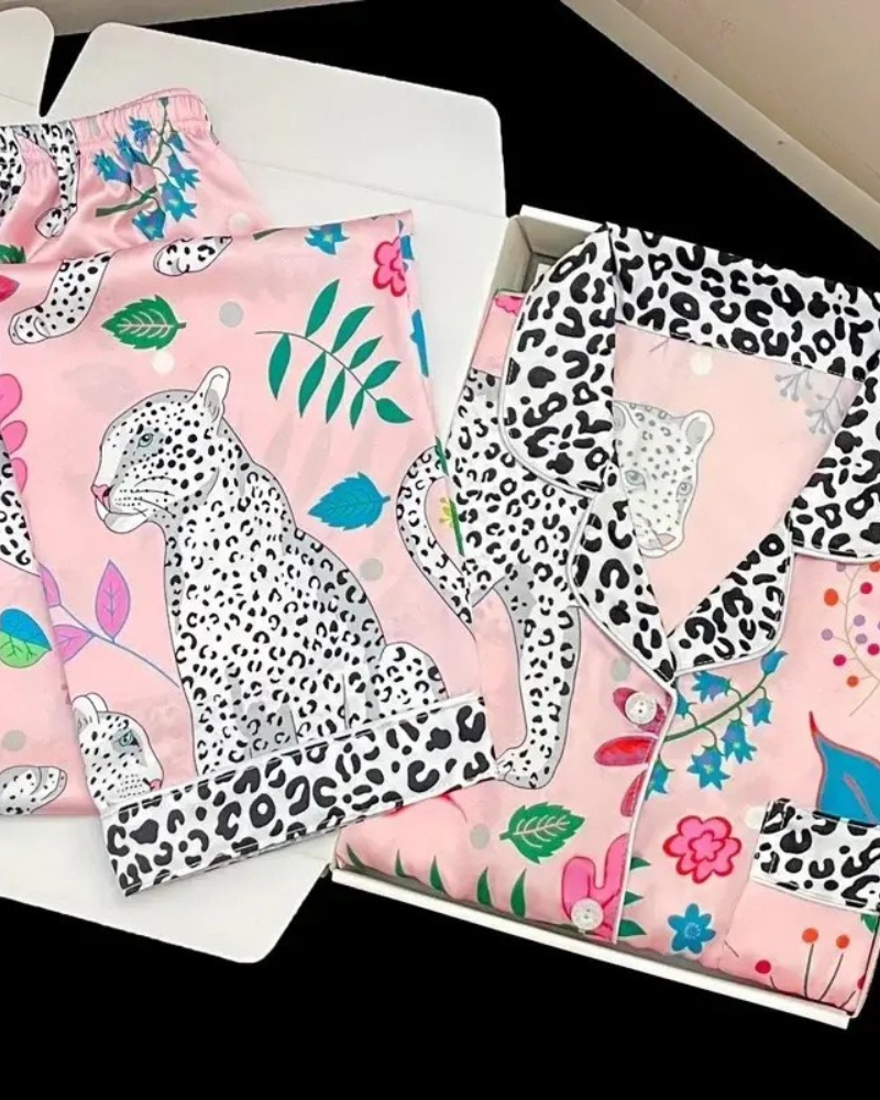 Pijama Feminino em Cetim com Estampa de Leopardo e Detalhes Tropicais - Nelima