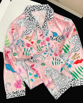 Pijama Feminino em Cetim com Estampa de Leopardo e Detalhes Tropicais - Nelima