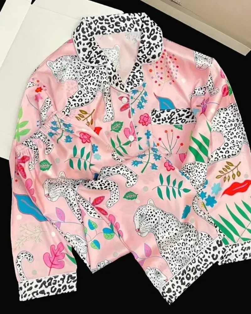 Pijama Feminino em Cetim com Estampa de Leopardo e Detalhes Tropicais - Nelima