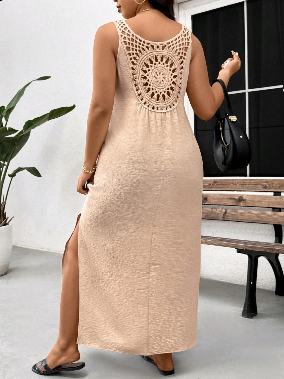 Vestido Longo Plus Size Bege com Renda no Decote e Fenda Lateral – Estilo Sofisticado