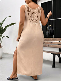 Vestido Longo Plus Size Bege com Renda no Decote e Fenda Lateral – Estilo Sofisticado