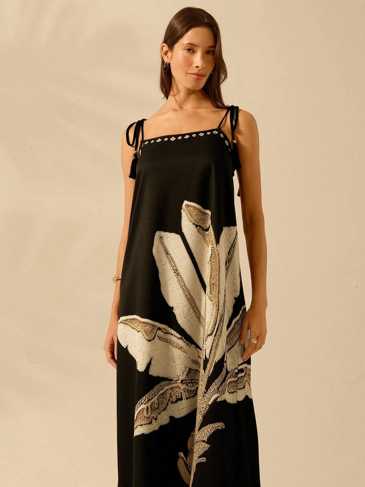 Vestido Longo Preto com Estampa de Folhas Tropicais – Elegância e Leveza Nelima Moda