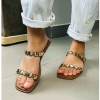 Rasteirinha Feminina Moderna Sandália Aplique Moeda Metalizada Chaton Lançamento Verao 2025