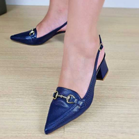SCARPIN FEMININO BICO FINO COM CALCANHAR ABERTO E ENFEITE METALIZADO – SALTO BLOCO 5CM